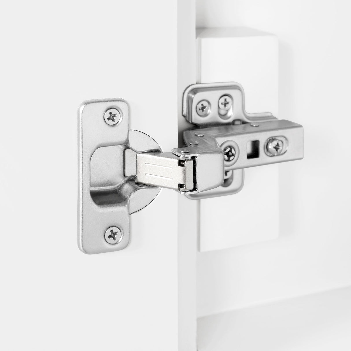 BANKS 42IN VANITY WITH SHAKER DOOR IN WHITE WITH WHITE QUARTZ TOP & CERAMIC BASIN